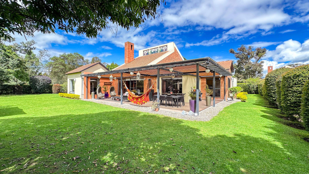 Casa en venta en Guaymaral con 4 habitaciones y 4 garajes